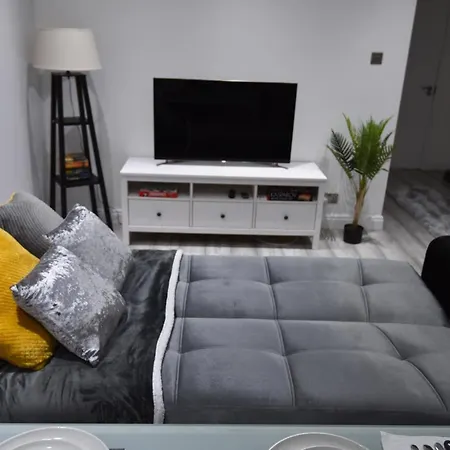 Cozy! 2-bedroom Exclusive Near City Centre Easton Speedwell Sleeps Upto 6 *