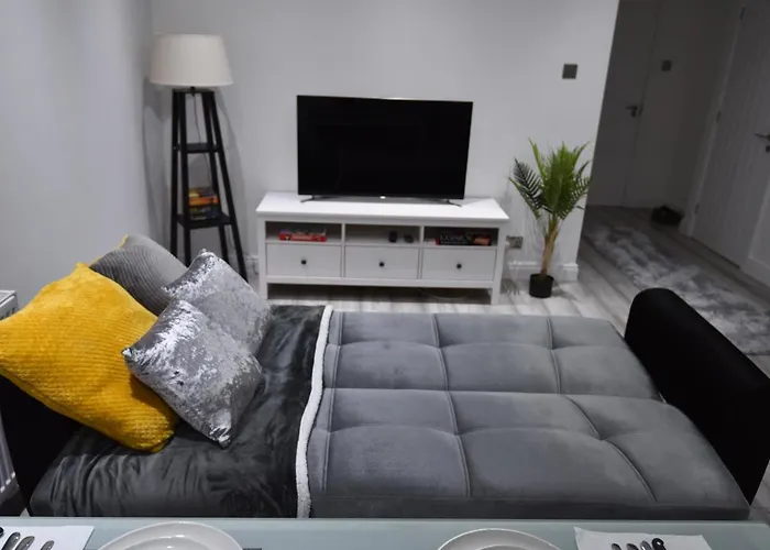 Cozy! 2-bedroom Exclusive Near City Centre Easton Speedwell Sleeps Upto 6 *