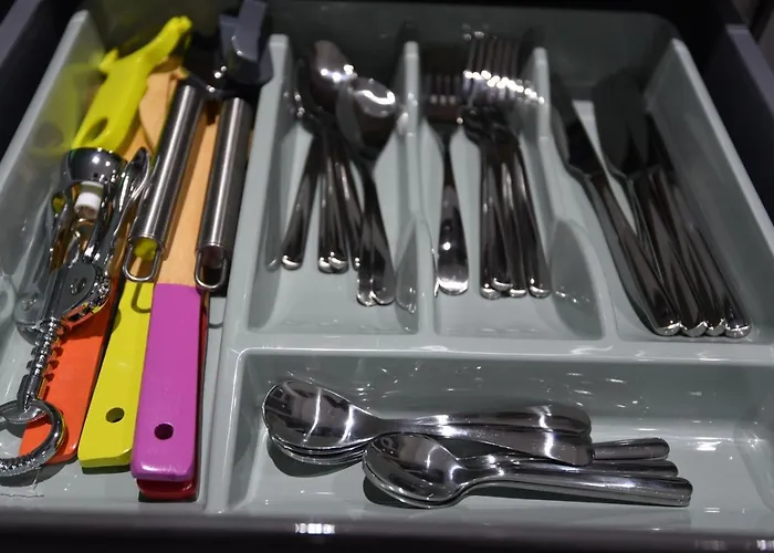 Cozy! 2-bedroom Exclusive Near City Centre Easton Speedwell Sleeps Upto 6 *