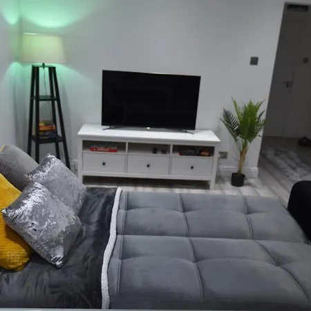Cozy! 2-bedroom Exclusive Near City Centre Easton Speedwell Sleeps Upto 6 شقة