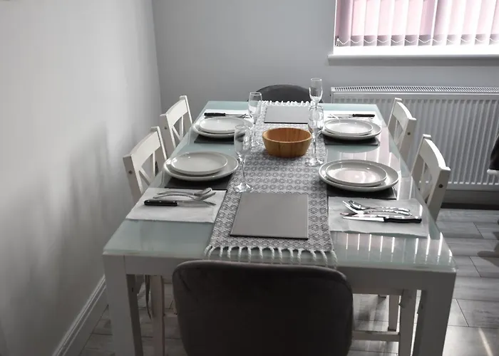 Cozy! 2-bedroom Exclusive Near City Centre Easton Speedwell Sleeps Upto 6 *